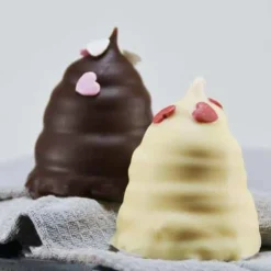 Flødebolle kit med jordbærskum og mørk chokolade