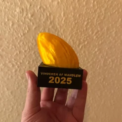 Mandelgave Trofæ / Pokal 2025 – “Vinderen af Mandlen” – 3D-Printet